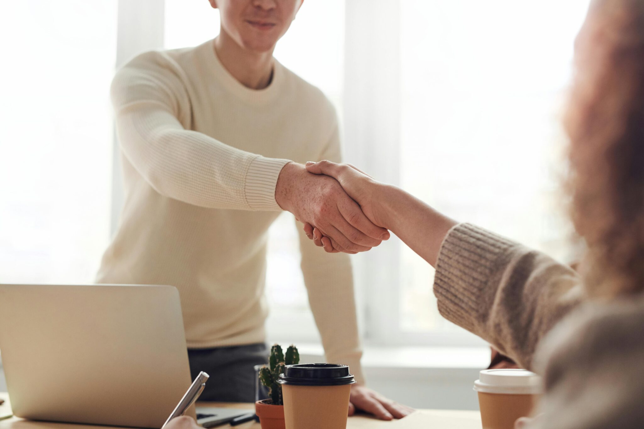 Une poignée de main qui symbolise la réussite pour avoir négocier un bien immobilier