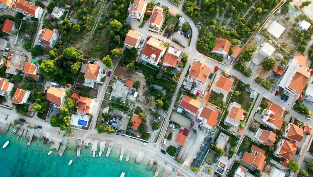 Vue aérienne d'une zone habitée où l'on peut apercevoir des servitude de passage.